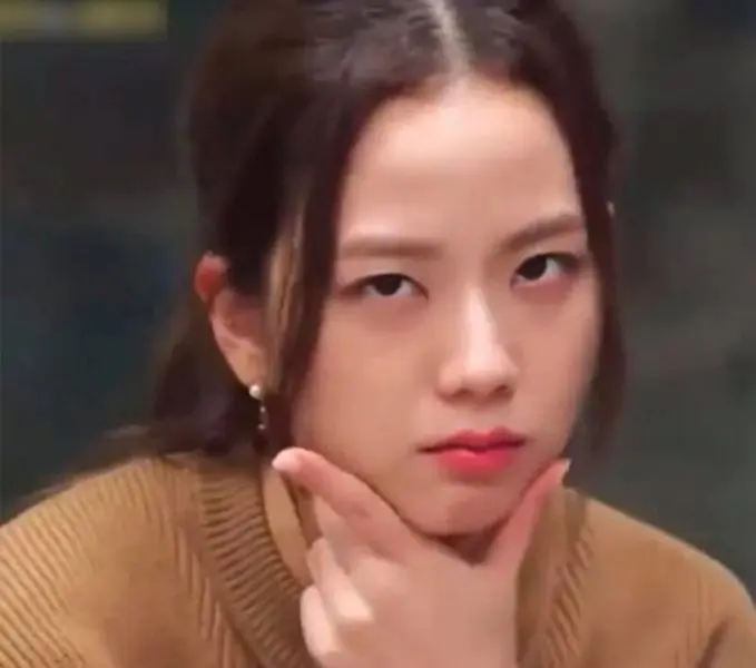 Meme gái xinh chống cằm suy nghĩ hài hước Meme gái xinh chống cằm suy nghĩ hài hước