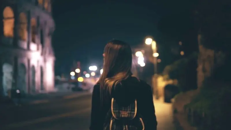 Ghi dấu phong cách riêng với avatar cô gái quay lưng đầy nghệ thuật