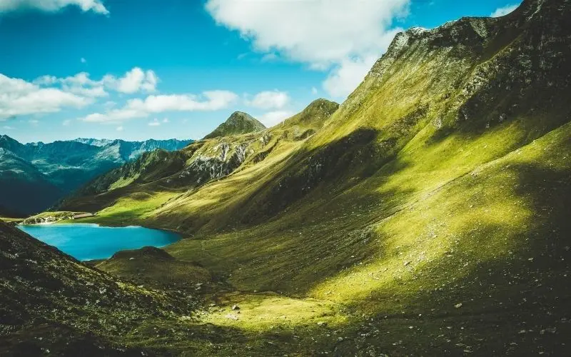 Núi non Việt Nam, cảnh sắc hùng vĩ chờ bạn khám phá.