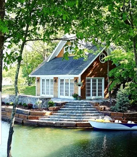 Khung cảnh nhà gỗ bên hồ, nét đẹp tự nhiên đầy cuốn hút. Khung cảnh nhà gỗ bên hồ, nét đẹp tự nhiên đầy cuốn hút.