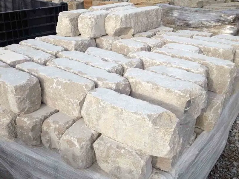 Phong cảnh đá vôi với những cột đá vươn cao, tượng trưng cho sự vĩnh cửu.