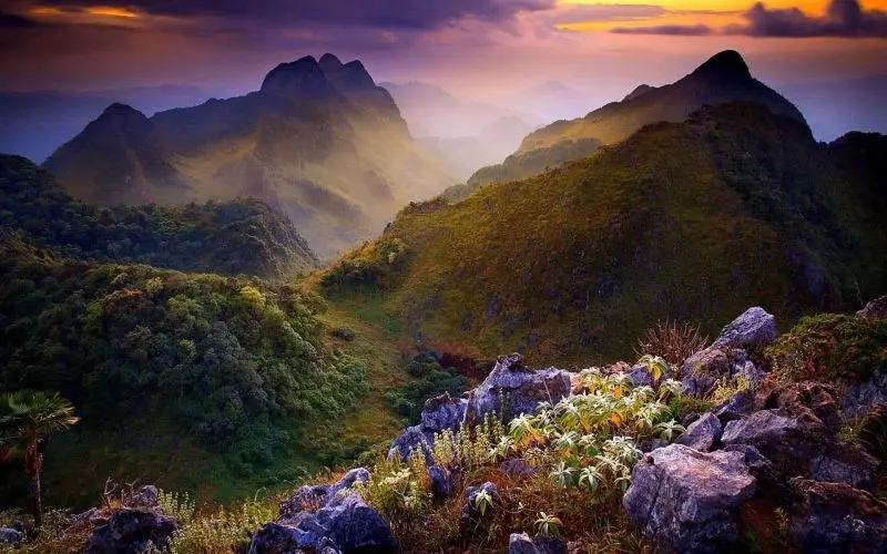 Vẻ đẹp phong cảnh đá vôi qua những dãy núi đá hùng vĩ và bao la.