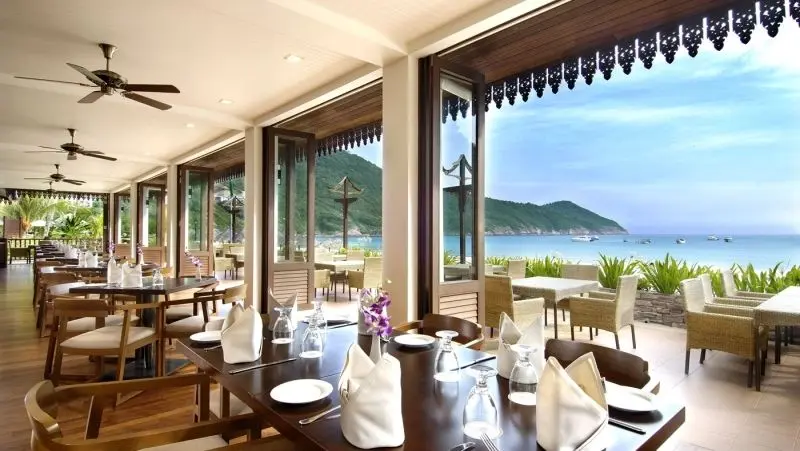 Thưởng thức bữa tối trong không gian nhà hàng ven biển thơ mộng Thưởng thức bữa tối trong không gian nhà hàng ven biển thơ mộng