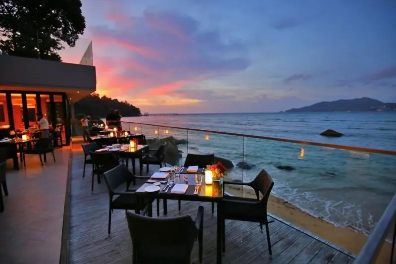 Tận hưởng bữa ăn ngon lành trong không gian nhà hàng ven biển sang trọng Tận hưởng bữa ăn ngon lành trong không gian nhà hàng ven biển sang trọng