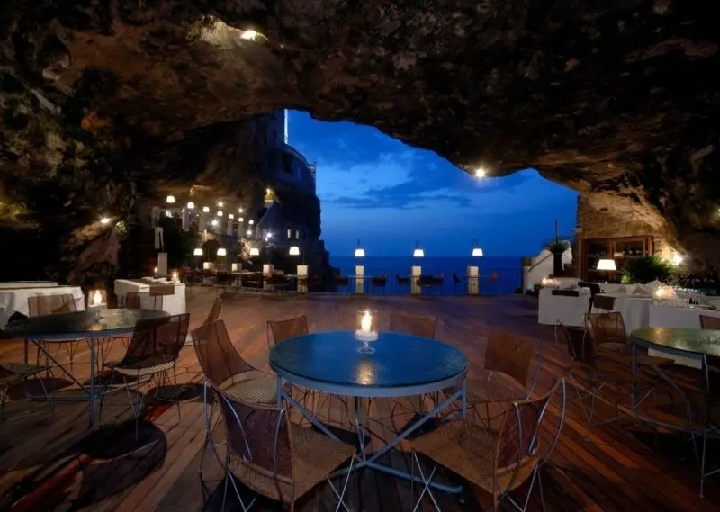 Phong cảnh nhà hàng ven biển với view đại dương xanh ngút ngàn Phong cảnh nhà hàng ven biển với view đại dương xanh ngút ngàn