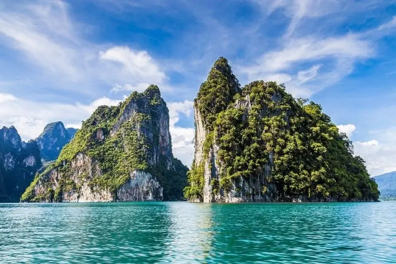 Khám phá phong cảnh đảo xanh với rặng dừa đung đưa trong gió