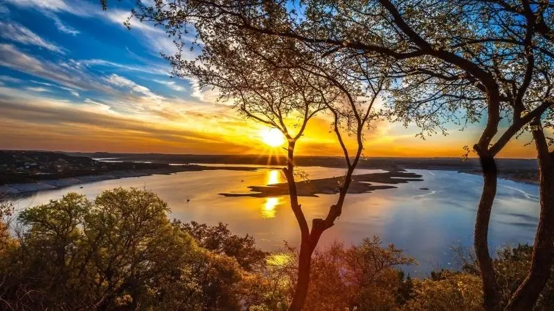 Ánh nắng hoàng hôn dịu dàng, phong cảnh mặt trời lặn lộng lẫy.