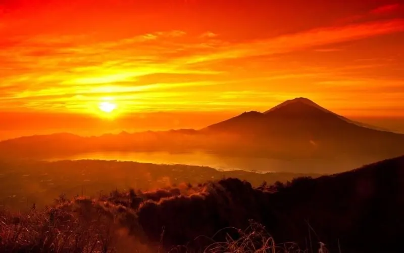 Vẻ đẹp yên bình của phong cảnh hoàng hôn mặt trời lặn.