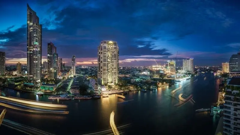 Ánh sáng lung linh biến phong cảnh thành phố thành một khung cảnh mơ màng.