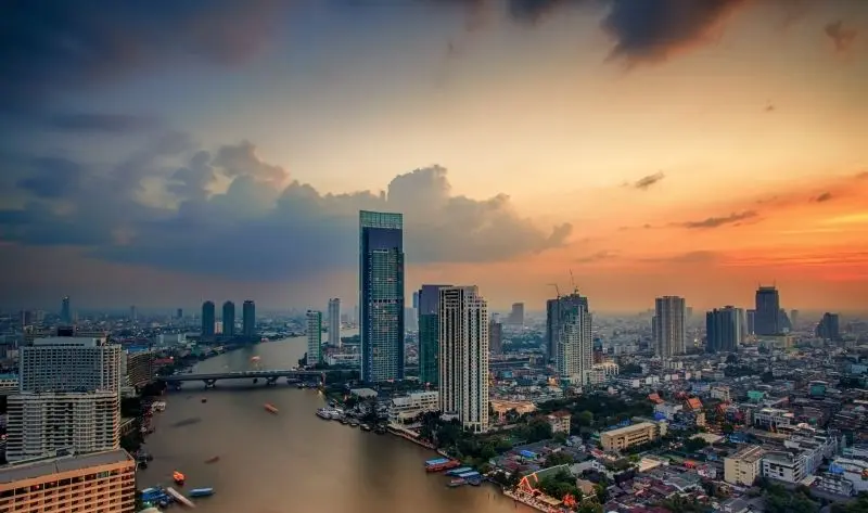 Đêm xuống, ánh sáng bừng lên, tạo nên phong cảnh thành phố đầy ấn tượng.