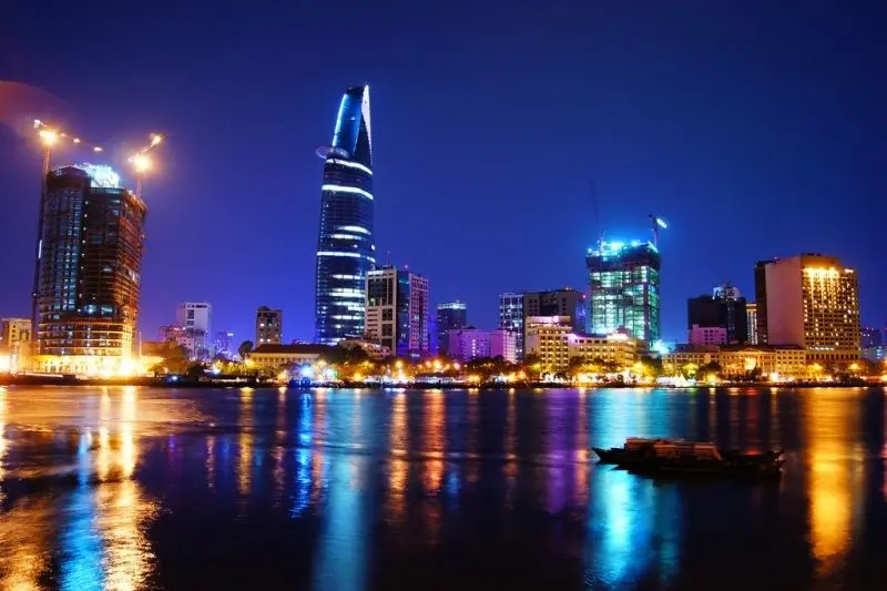 Phong cảnh thành phố đẹp lạ kỳ, khi ánh sáng phản chiếu dưới bầu trời đêm.