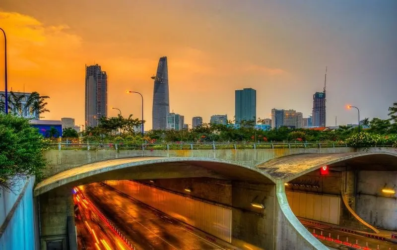 Cảm nhận sự hối hả và tươi mới của phong cảnh thành phố khi đêm về.