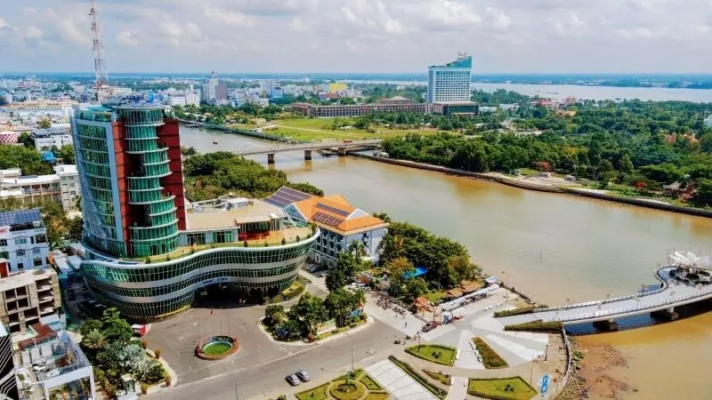Phong cảnh thành phố về đêm, ánh đèn lung linh như một bức tranh nghệ thuật.