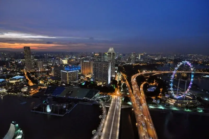 Phong cảnh thành phố ban đêm, ánh sáng biến mọi thứ trở nên lấp lánh và huyền ảo.