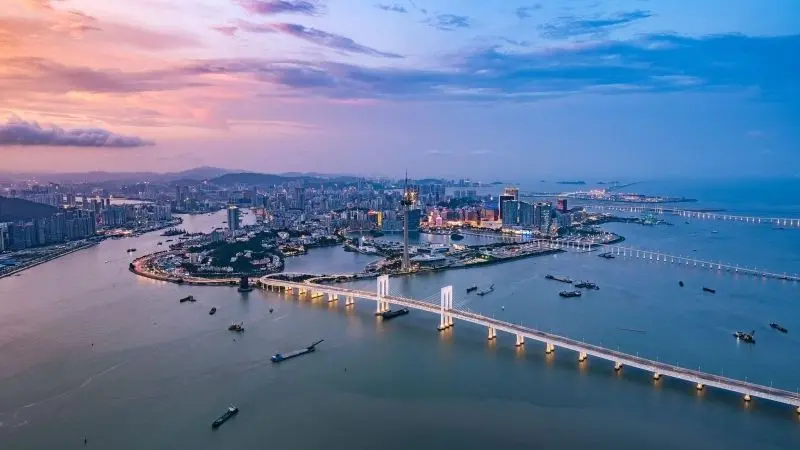 Phong cảnh thành phố sáng bừng trong đêm, vẻ đẹp kỳ diệu và quyến rũ.