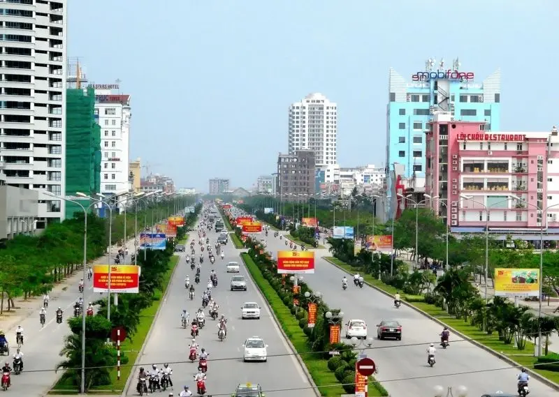 Phong cảnh thành phố vào đêm lung linh với ánh sáng ngập tràn.