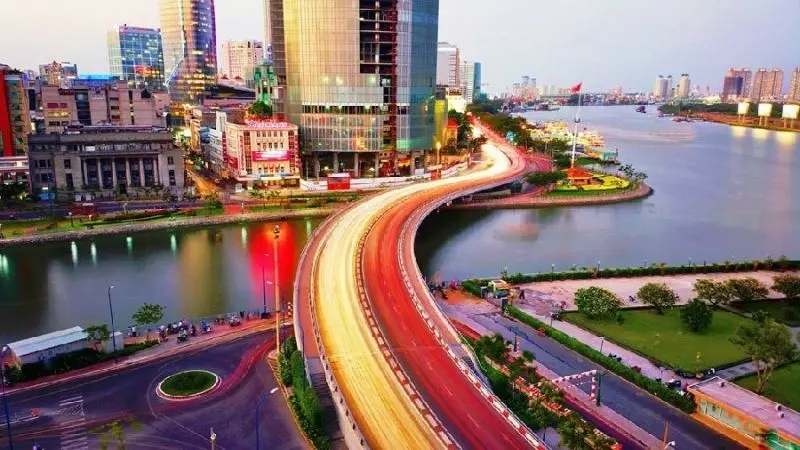 Phong cảnh thành phố khi đêm xuống, ánh đèn sáng rực phản chiếu trên mặt nước.