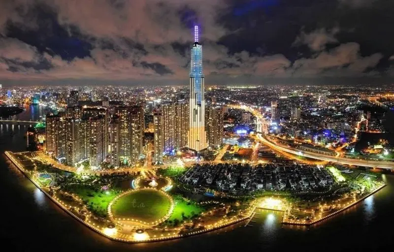 Phong cảnh thành phố về đêm lấp lánh, làm nổi bật vẻ đẹp hiện đại.
