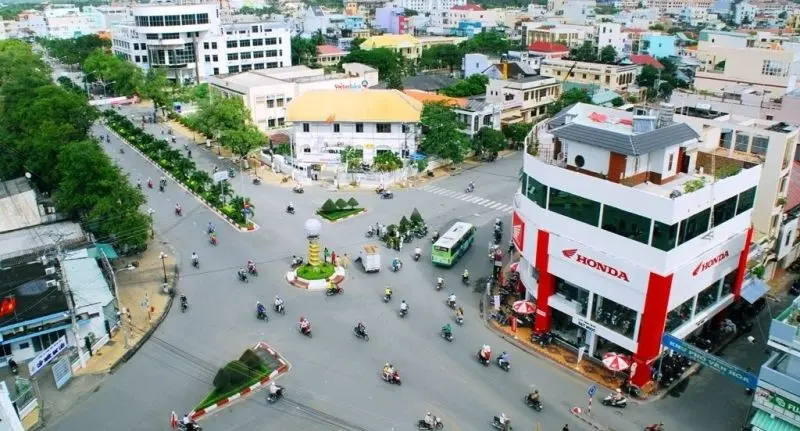 Thành phố về đêm, phong cảnh ánh đèn sáng rực dưới bầu trời đêm trong xanh.