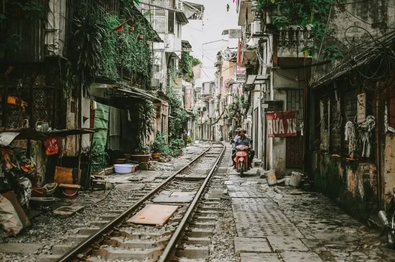 Bầu trời đêm phản chiếu ánh sáng, tạo nên phong cảnh thành phố huyền ảo.