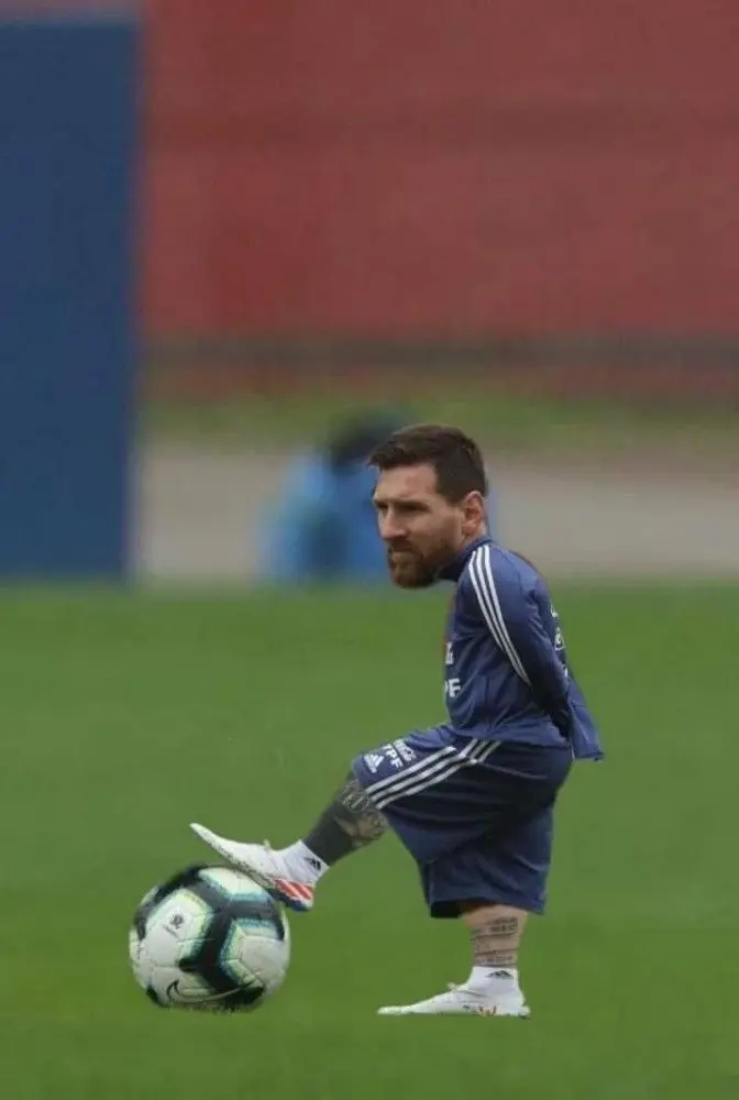 Messi meme giữ bóng hài hước