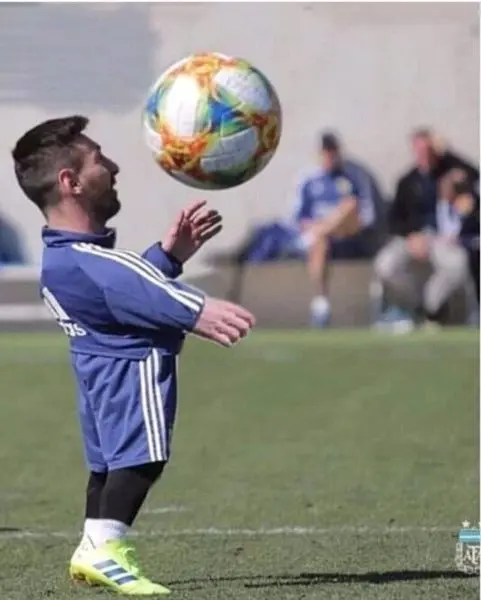 Messi meme tâng bóng hài hước