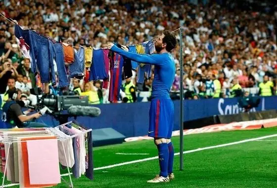 Messi meme phơi quần áo hài hước