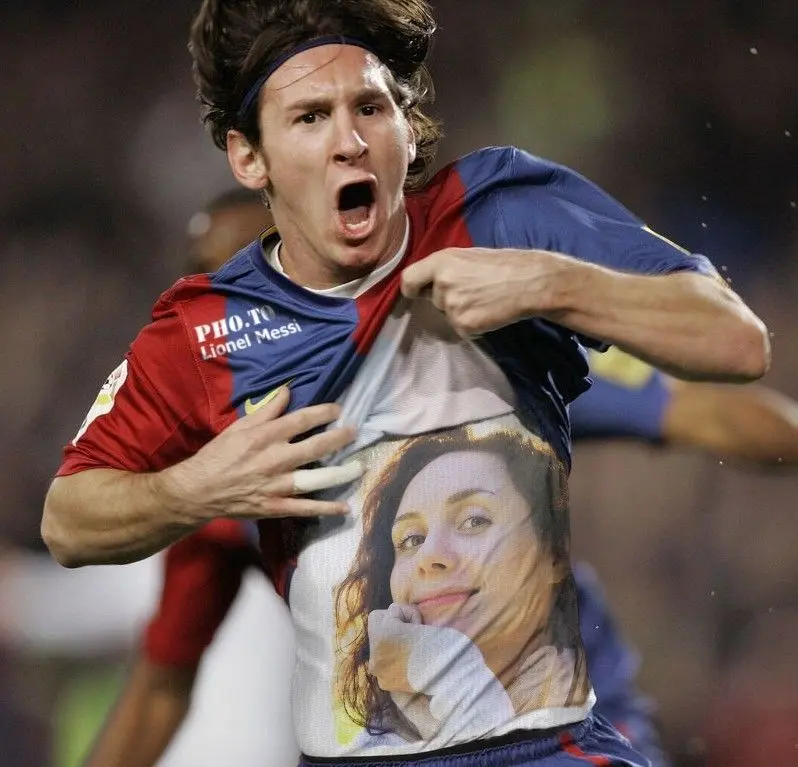 Messi meme khoe áo hài hước và độc đáo