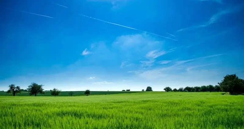 Ánh hoàng hôn đỏ rực nhuốm vàng phong cảnh bầu trời.