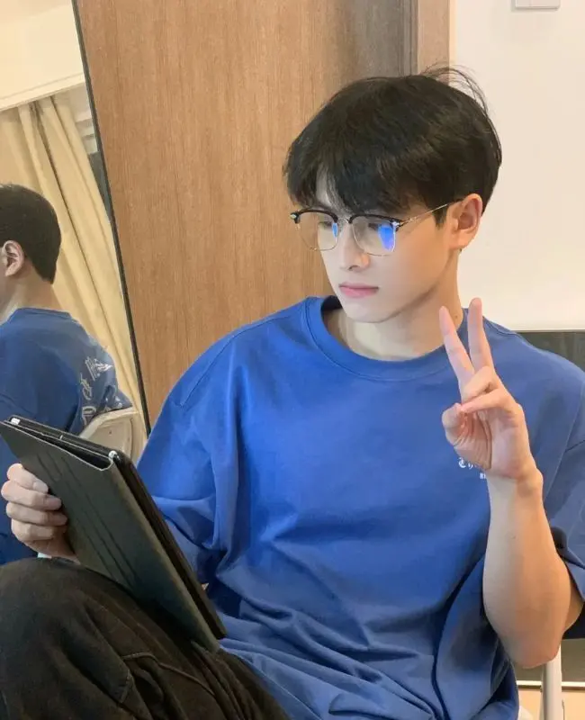 Nụ cười hiền của trai đẹp Trung Quốc đeo kính Nụ cười hiền của trai đẹp Trung Quốc đeo kính