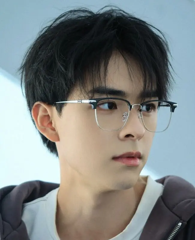 Nụ cười rạng rỡ của trai đẹp Trung Quốc đeo kính Nụ cười rạng rỡ của trai đẹp Trung Quốc đeo kính
