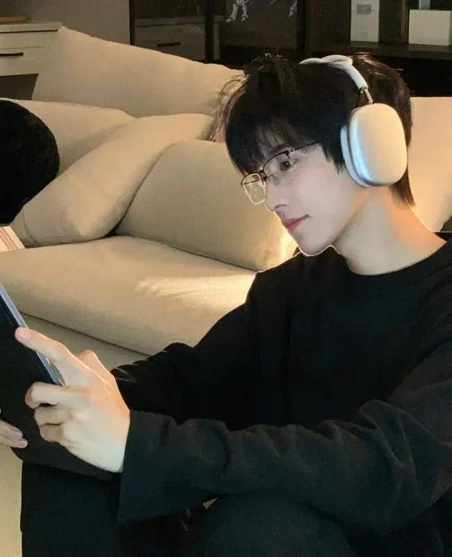 Nụ cười của trai đẹp Trung Quốc đeo kính Nụ cười của trai đẹp Trung Quốc đeo kính
