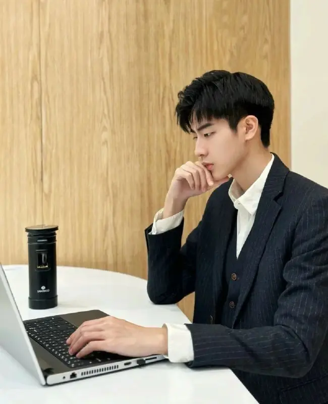Trai đẹp mặc vest phá cách Trai đẹp mặc vest phá cách