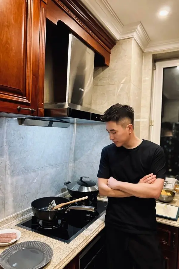 Trai đẹp nấu ăn với dao kéo Trai đẹp nấu ăn với dao kéo