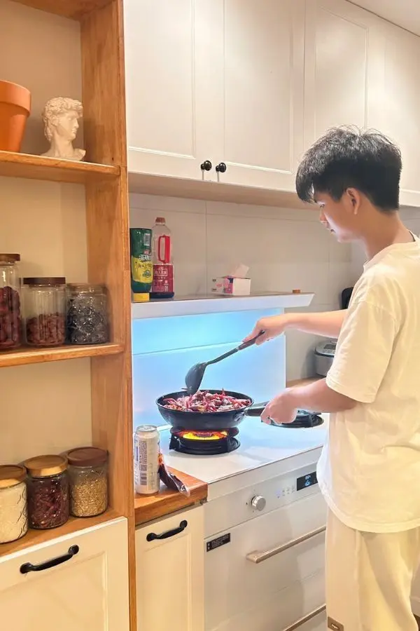 Trai đẹp nấu ăn với đam mê Trai đẹp nấu ăn với đam mê