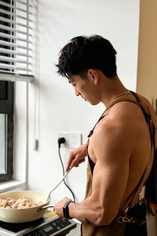 Trai đẹp nấu ăn với sự tập trung Trai đẹp nấu ăn với sự tập trung