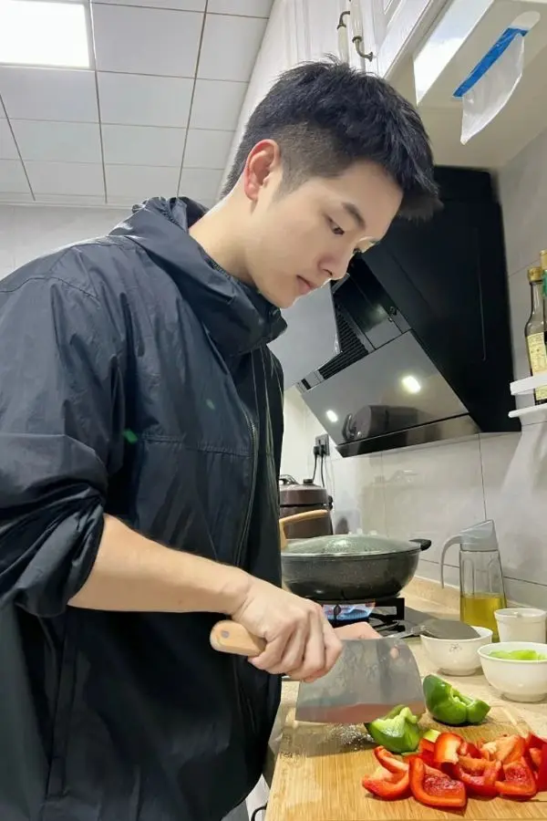 Trai đẹp nấu ăn cùng gia đình Trai đẹp nấu ăn cùng gia đình