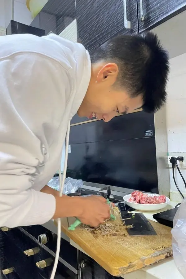 Trai đẹp nấu ăn trong bữa tiệc gia đình Trai đẹp nấu ăn trong bữa tiệc gia đình