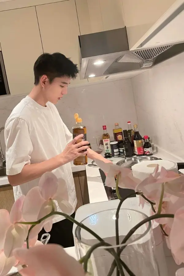 Trai đẹp nấu ăn với dụng cụ bếp hiện đại Trai đẹp nấu ăn với dụng cụ bếp hiện đại