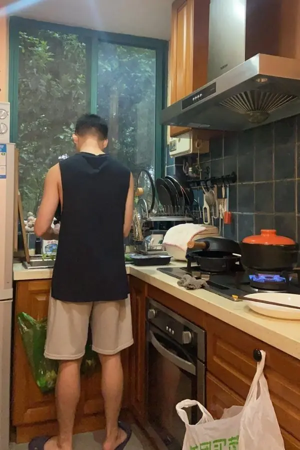 Trai đẹp nấu ăn với niềm yêu thích Trai đẹp nấu ăn với niềm yêu thích