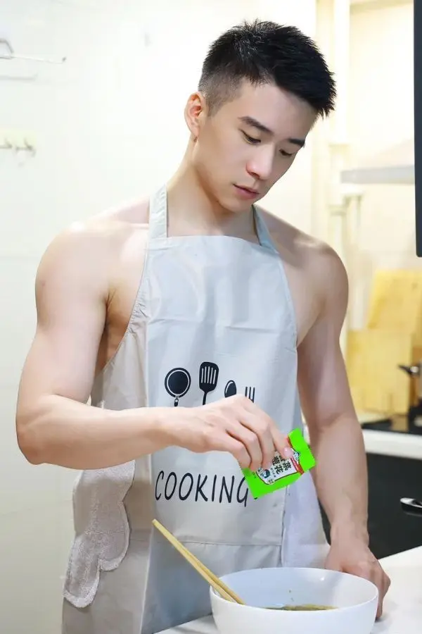 Trai đẹp nấu ăn với niềm đam mê Trai đẹp nấu ăn với niềm đam mê