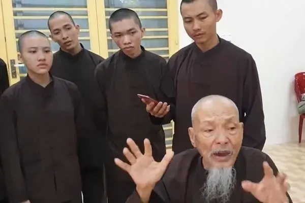 Thầy ông nội meme với biểu cảm hoảng hốt