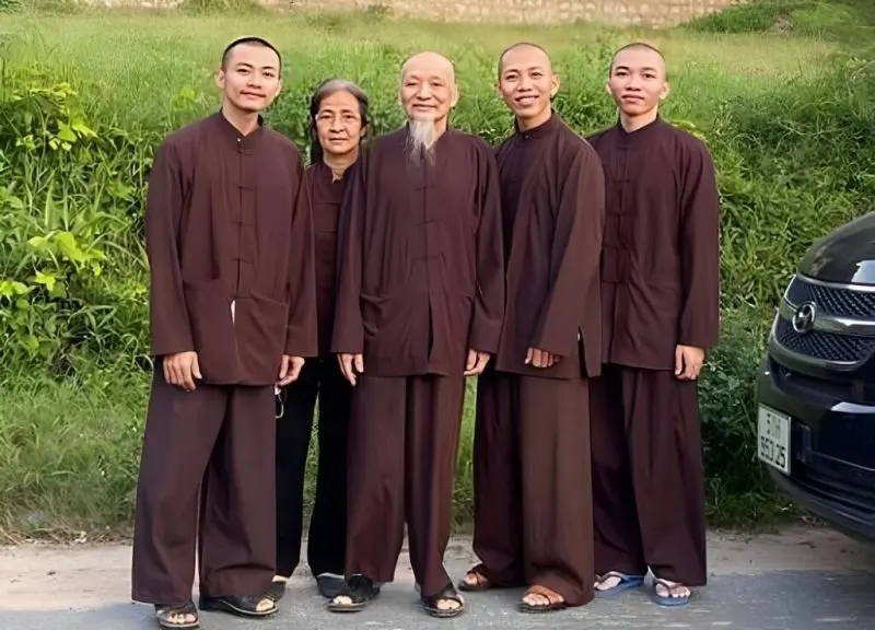 Thầy ông nội meme với nét mặt hài hước
