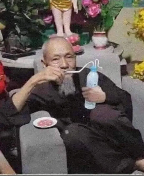 Biểu cảm khó đỡ của thầy ông nội meme