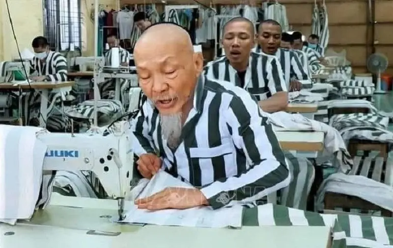 Thầy ông nội meme trong tù hài hước