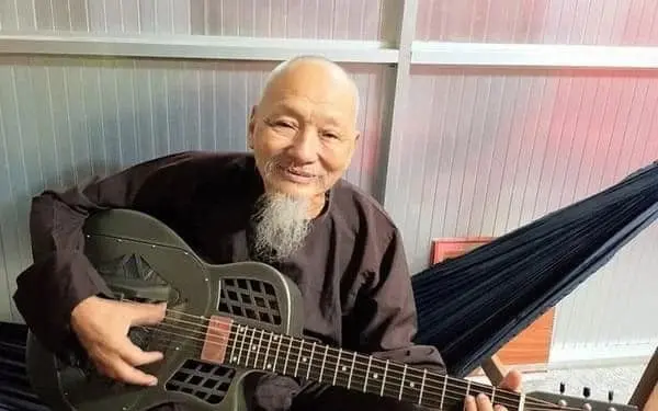 Thầy ông nội meme đánh đàn hài hước