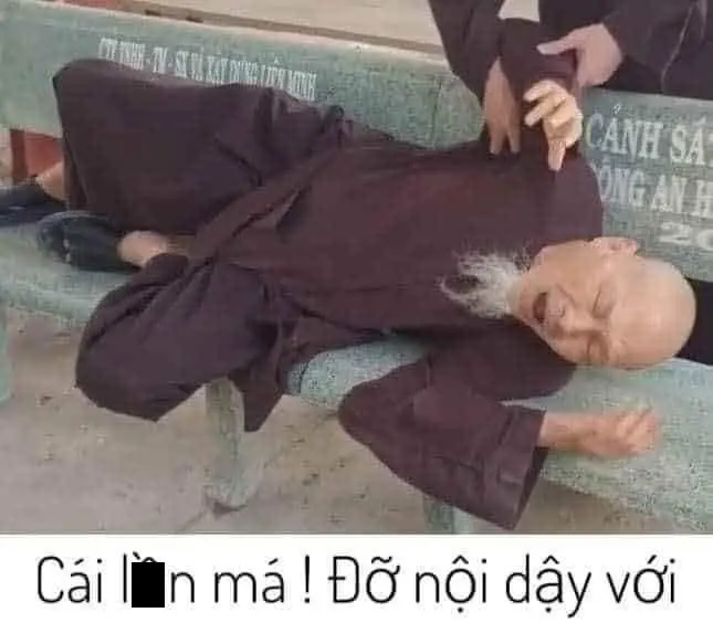 Meme đỡ thầy ông nội dậy