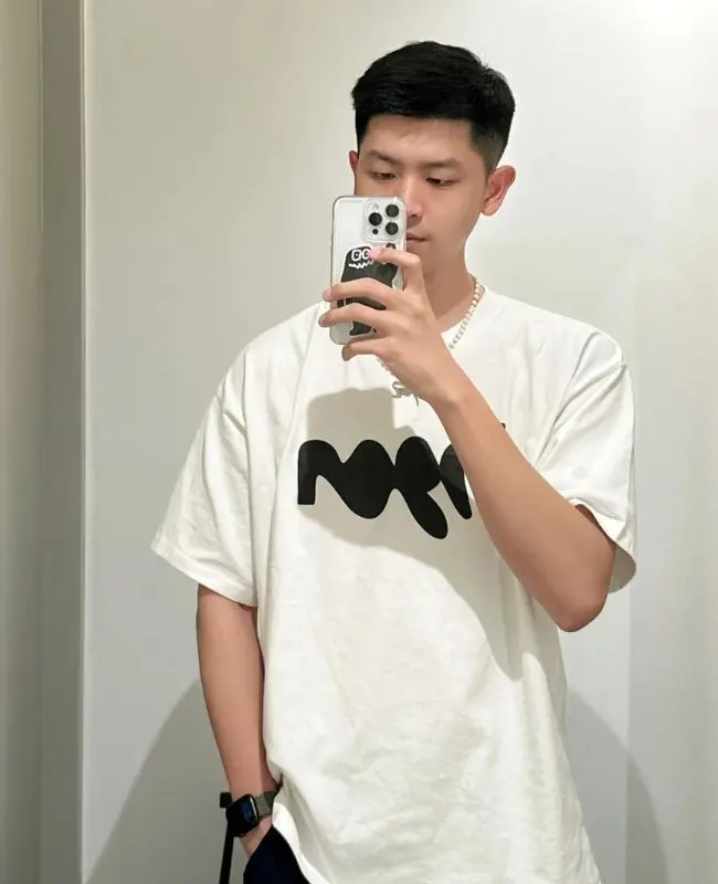 Gương mặt điển trai trong ảnh chụp trước gương Gương mặt điển trai trong ảnh chụp trước gương
