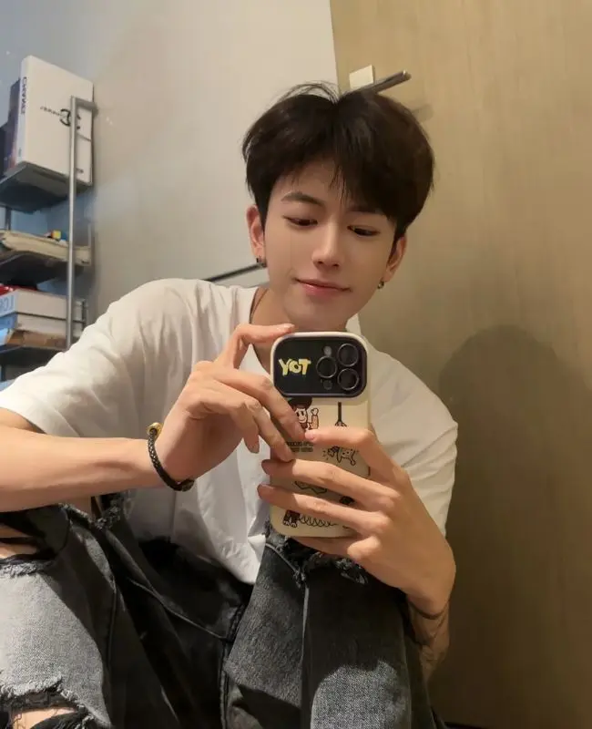 Trai đẹp trong bức hình selfie trước gương Trai đẹp trong bức hình selfie trước gương
