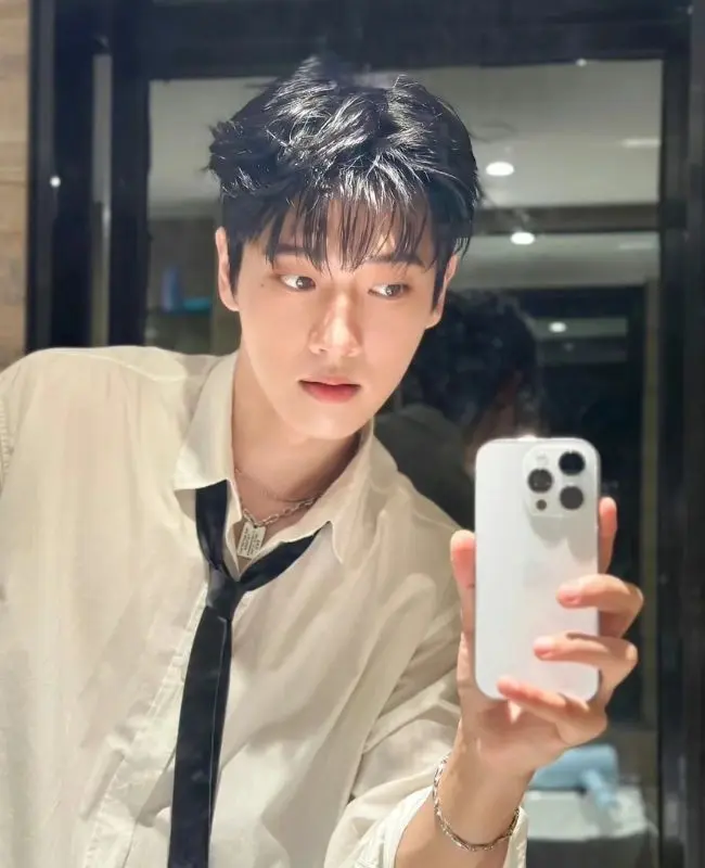 Hình ảnh chụp trước gương của trai đẹp với ánh sáng dịu Hình ảnh chụp trước gương của trai đẹp với ánh sáng dịu